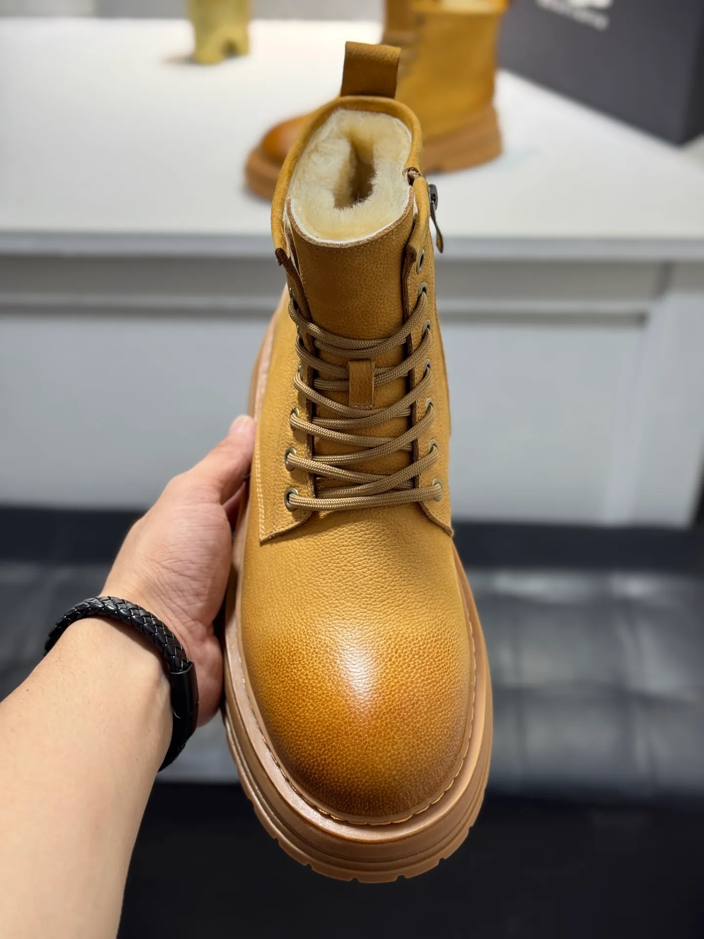 Men's men's shoes 💰660 [New style] 🦥🦥UGG - high-end quality 🔥Australian imported wool 🔥Full fur original single entry and exit counter without pressure, let you feel no replacement 💏The upper is made of first-layer cowhide 'all original Australian wool' Strict men's boots thick wool can be distinguished by the naked eye 💓Real wool keeps warm and does not smell like feet, warms the whole winter ✨Carefully crafted for those who know the goods🔥Size: 38-44 (45 customized